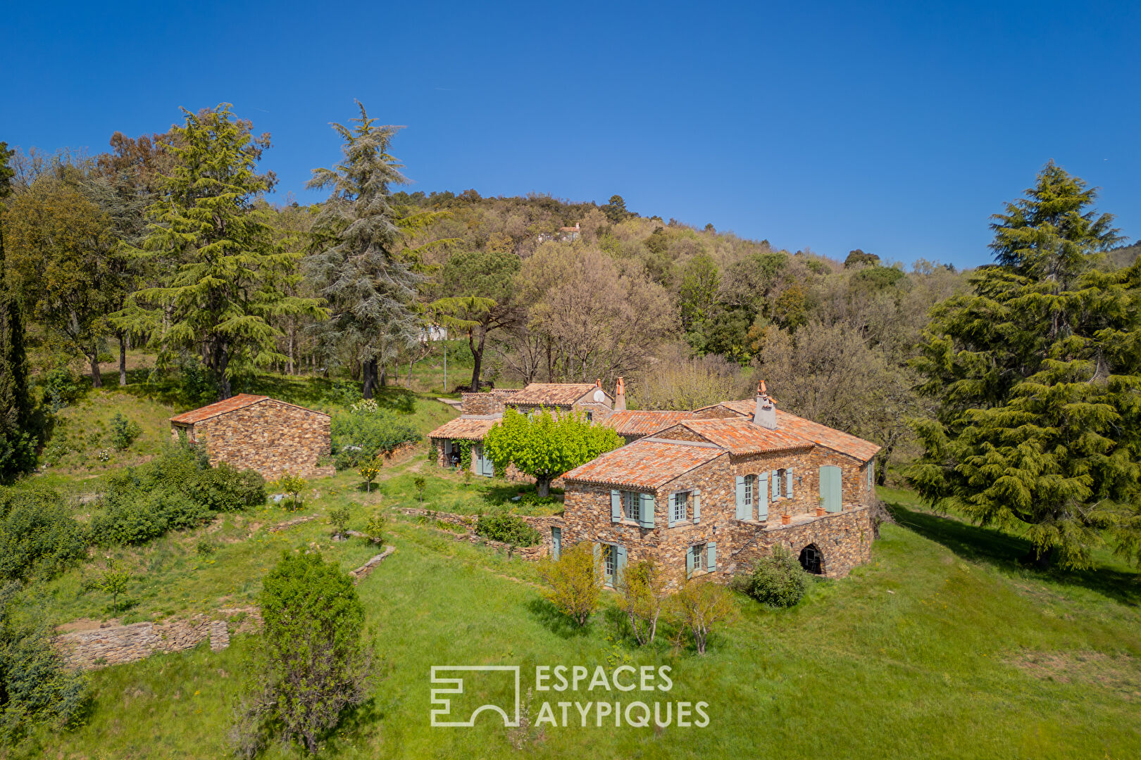 Domaine avec 2 Habitations Indépendantes, 400 m² sur 10 Hectares au Calme