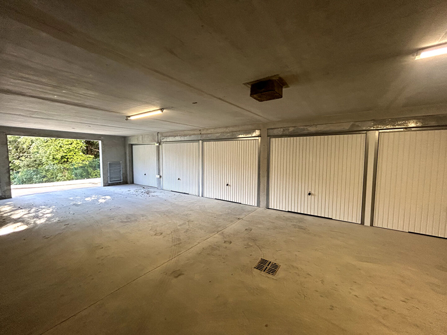 Photo Garage de 30m2 au sein d'une résidence neuve image 2/2