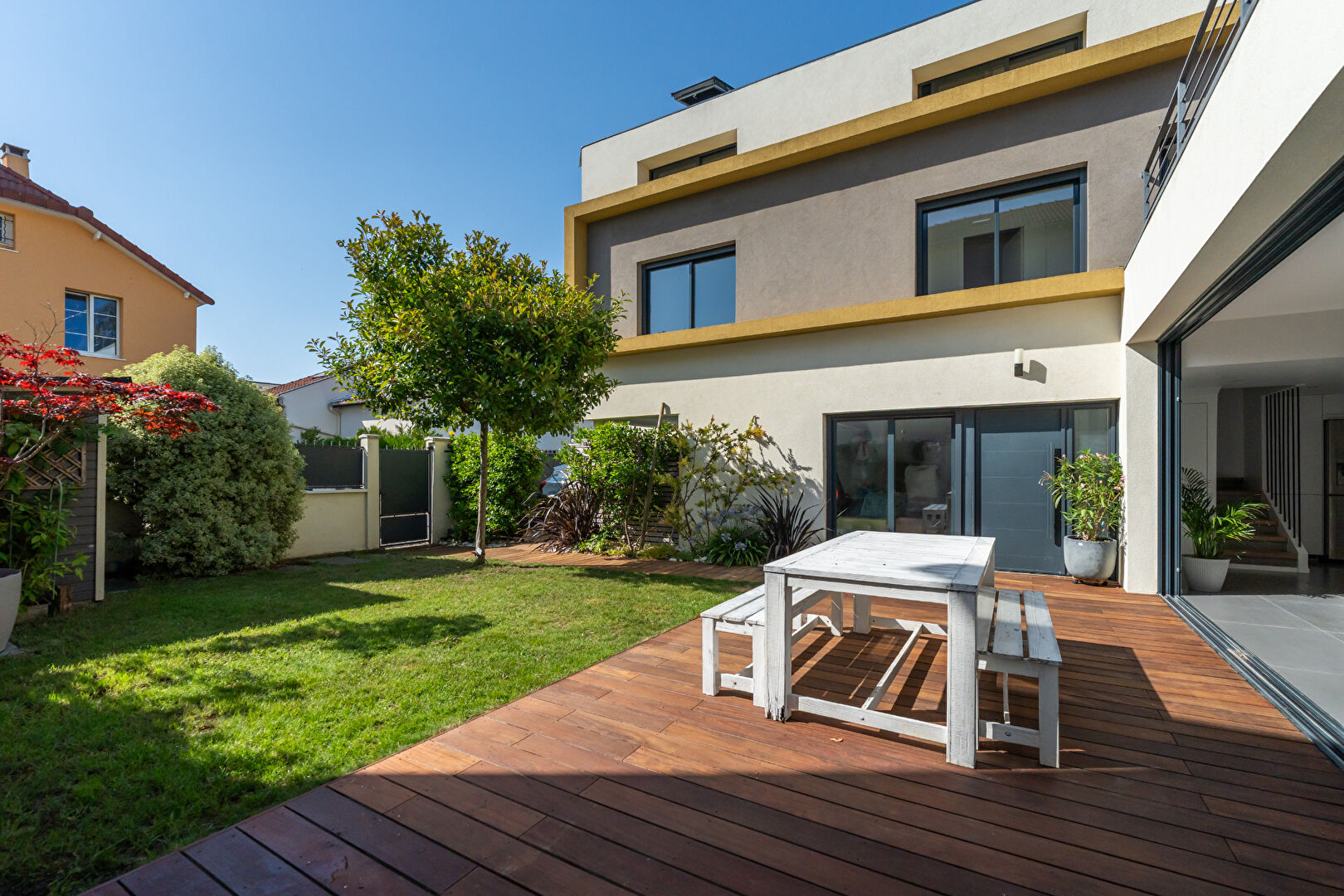 Exceptionnel! Maison d'Architecte de 4 pièces avec jardin.