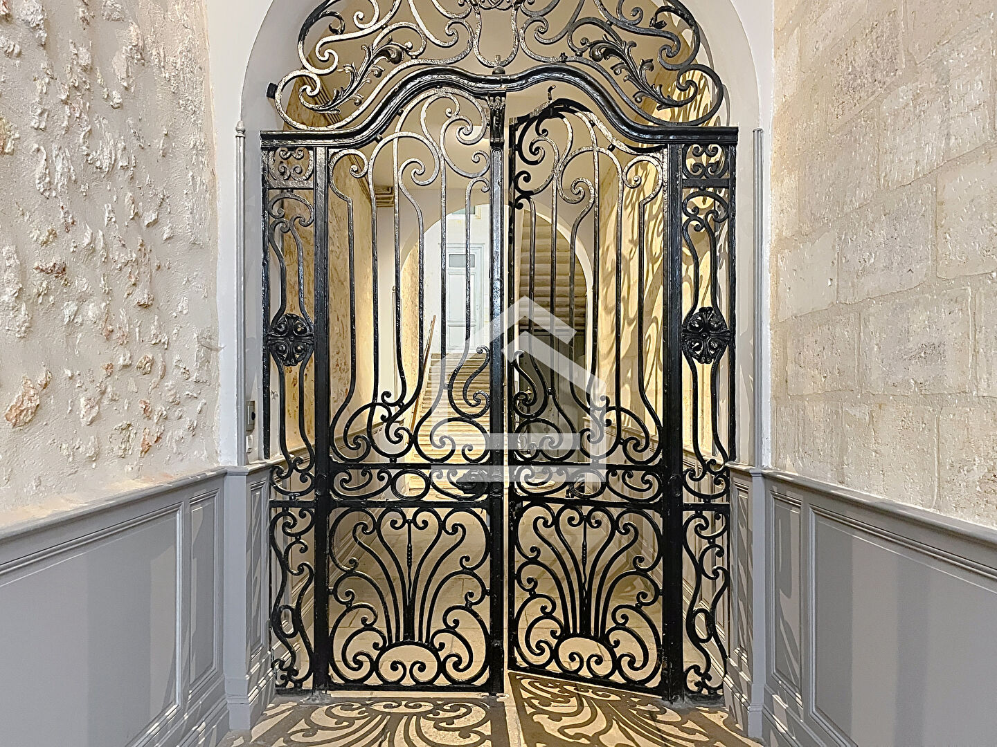 BORDEAUX Centre Historique Superbe Appartement 213m2 Prestations Anciennes Garage