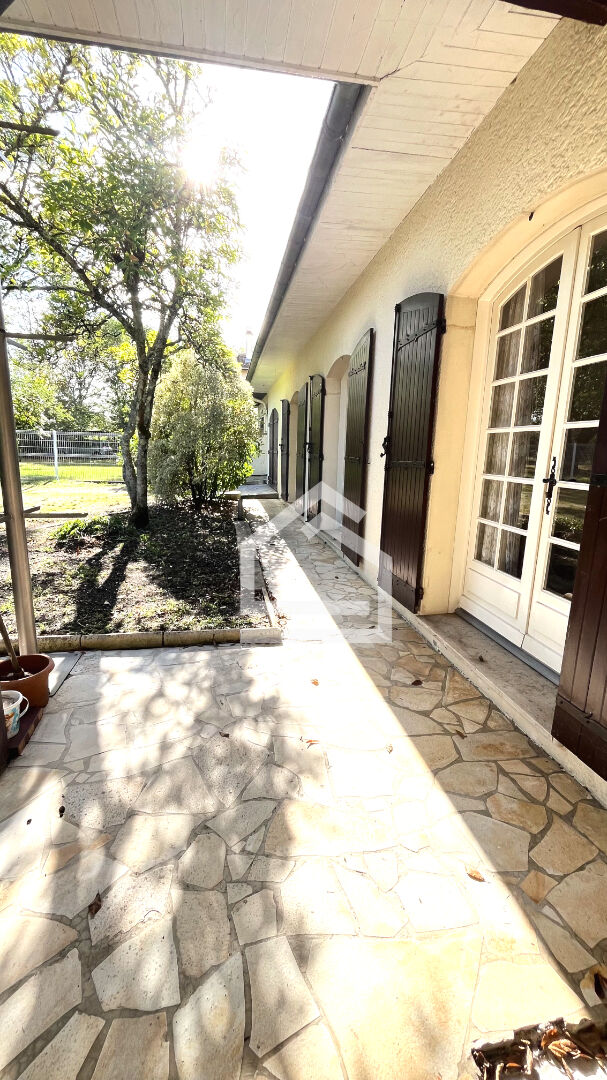 Blanquefort - Maison familiale de 160m2 Environ, Terrain de 2700m2 - Piscine