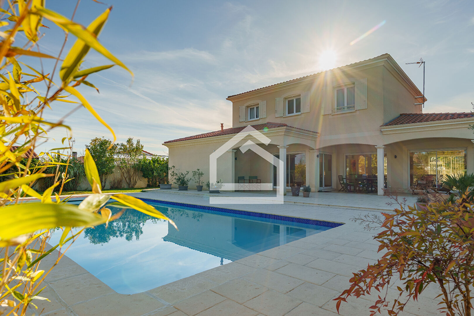 LE TAILLAN-MÉDOC, Belle maison familiale avec grande piscine, au calme.