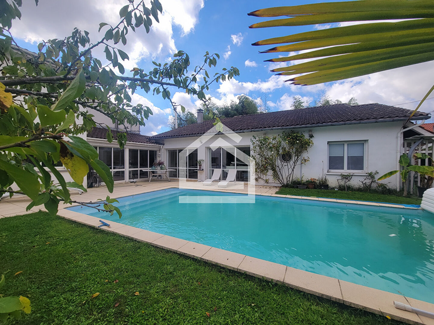 Photo Mérignac Arlac - Villa avec beaux potentiels au calme dans une impasse avec piscine et dépendance image 3/6
