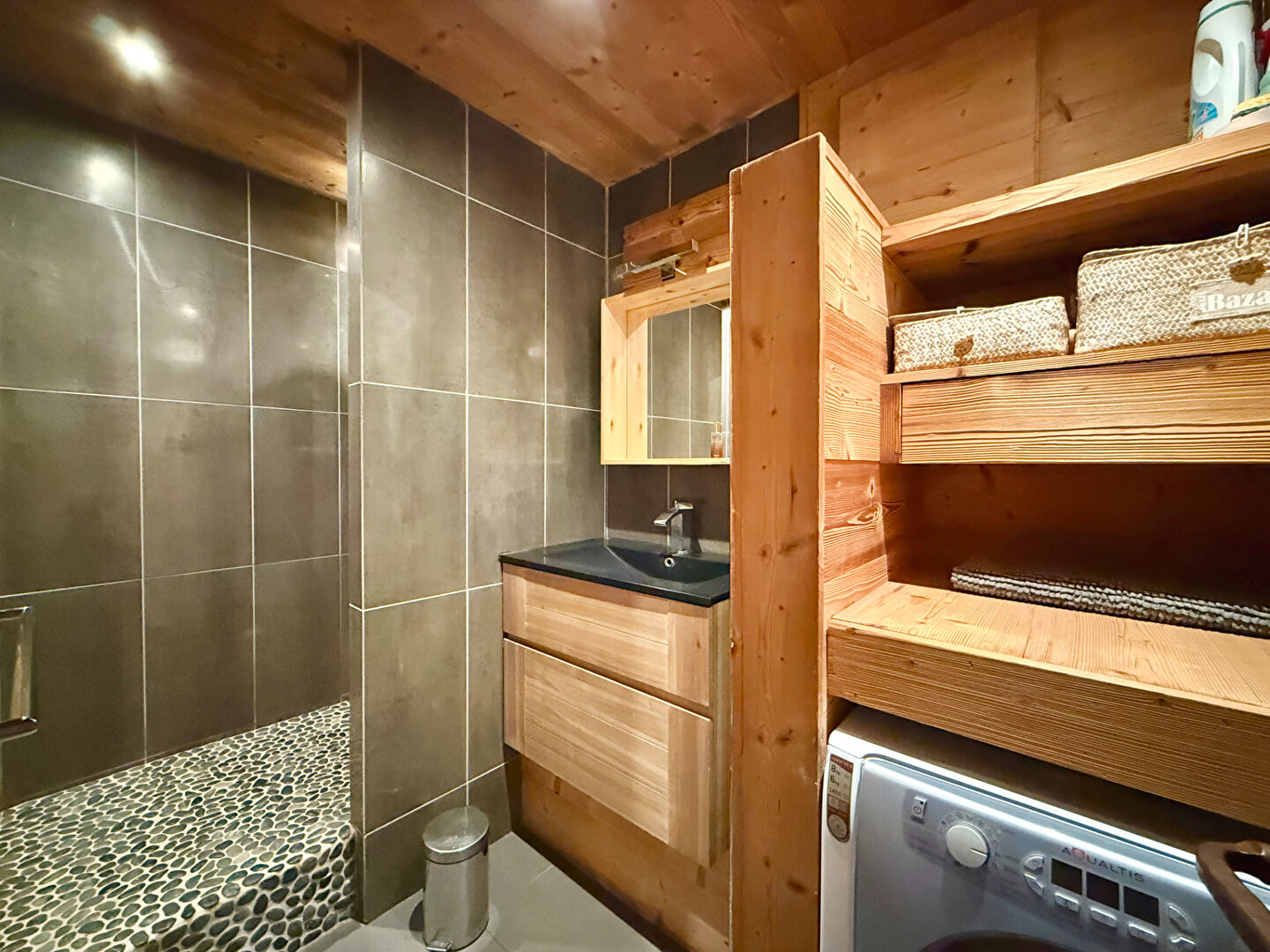 Photo EMPLACEMENT NUMERO 1 POUR CET APPARTEMENT DEUX CHAMBRES image 6/6