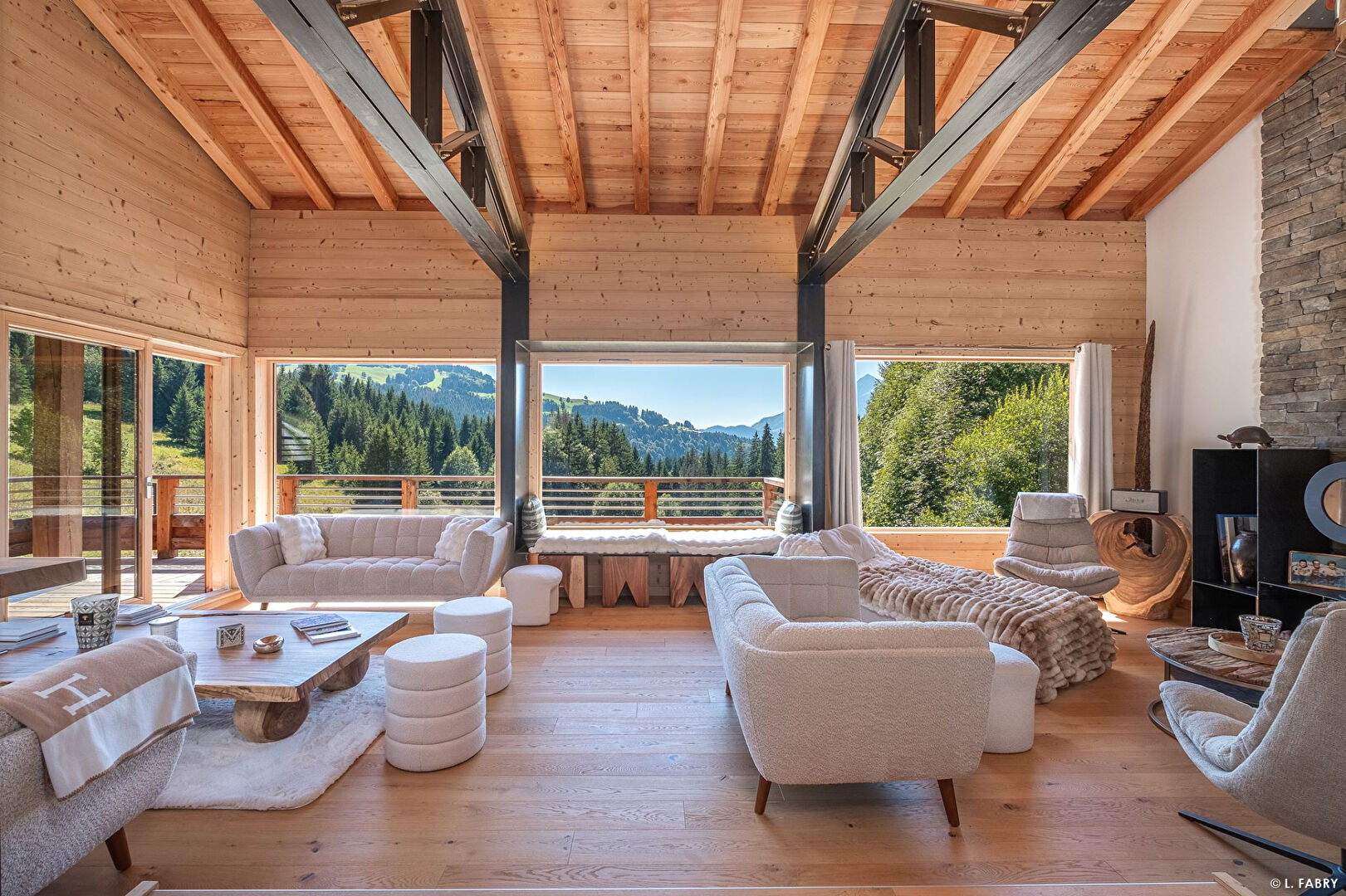 
DOMAINE D'EXCEPTION FACE AU MONT CHARVIN
