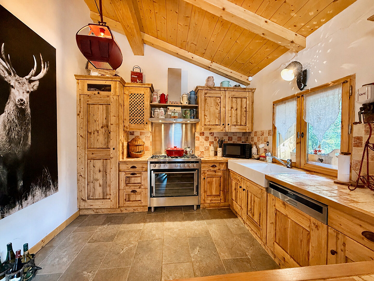 
CHALET AVEC MAZOT AU COEUR D'UN HAMEAU TYPIQUEMENT SAVOYARD
