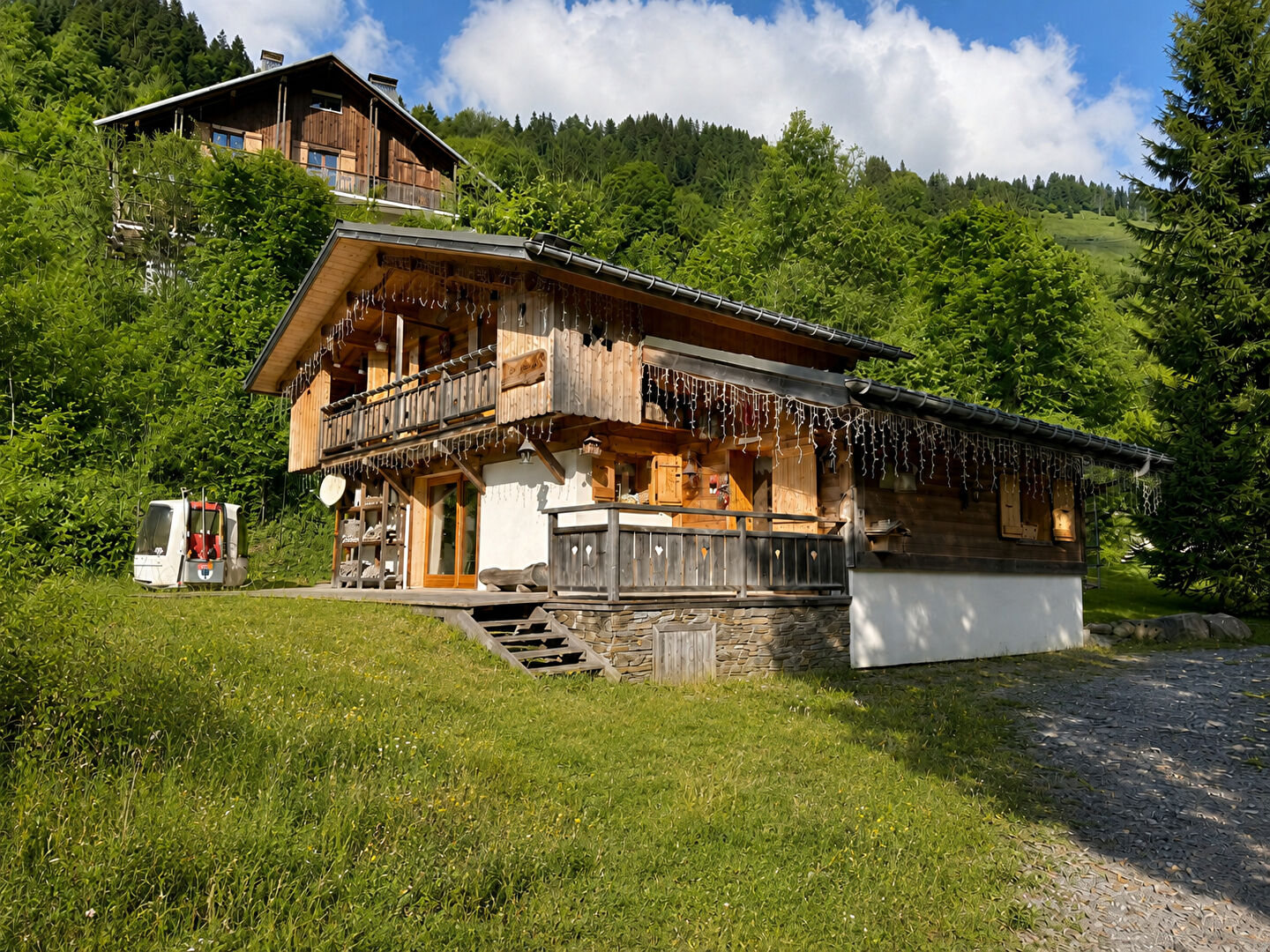 
CHALET AVEC MAZOT AU COEUR D'UN HAMEAU TYPIQUEMENT SAVOYARD
