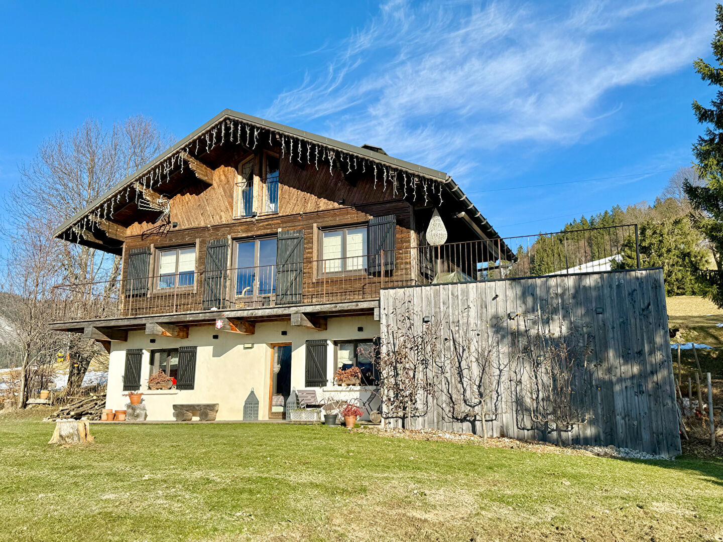 
CHALET DE CHARME FACE AU MONT CHARVIN
