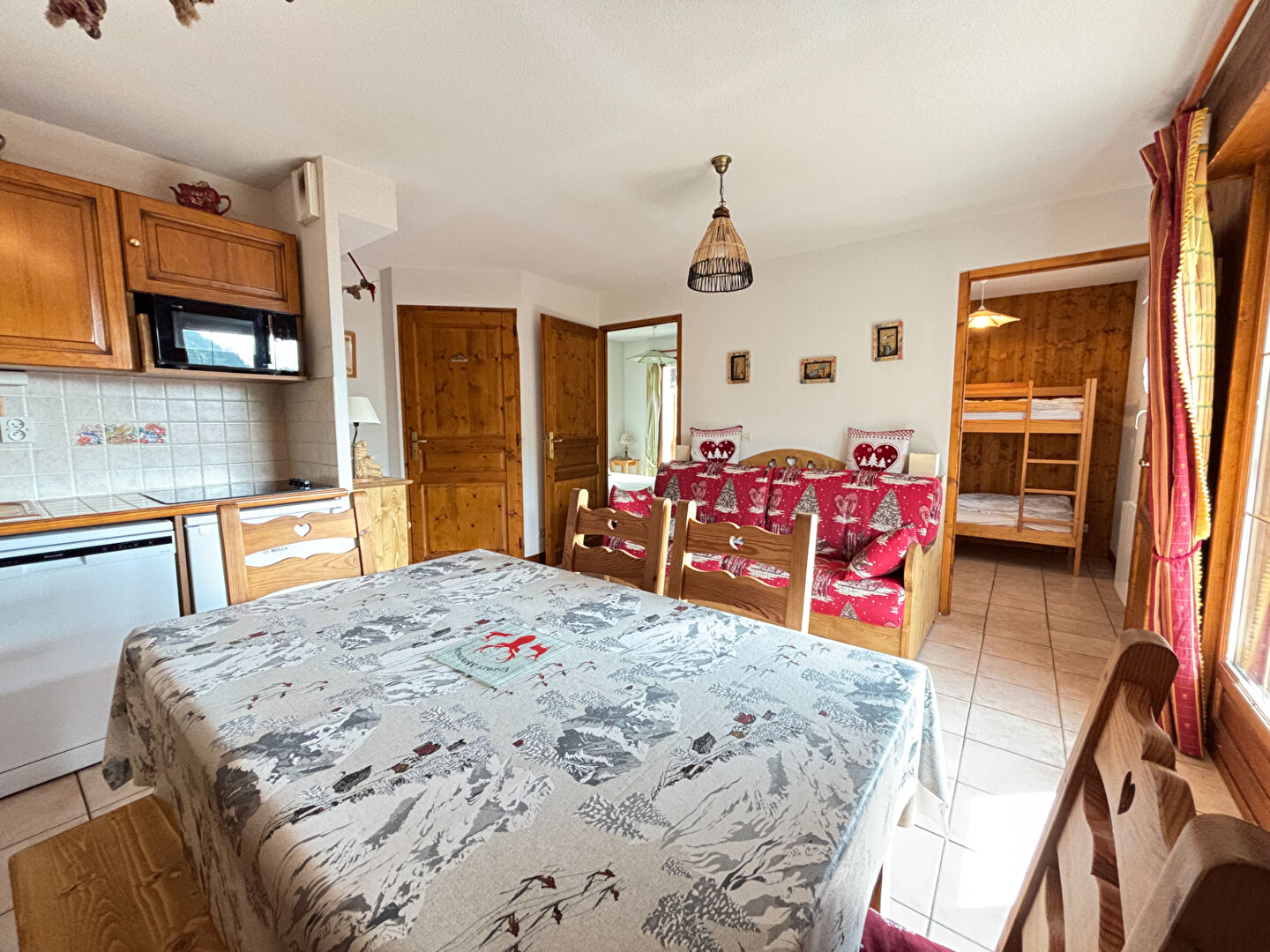 
DEUX CHAMBRES AU PIED DES PISTES
