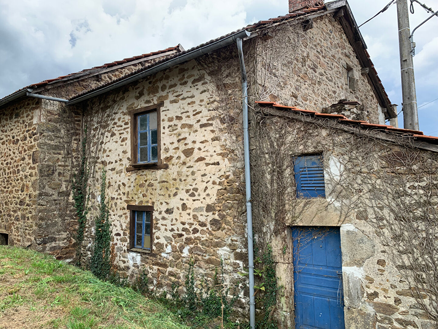 A BUJALEUF , fermette avec dépendances