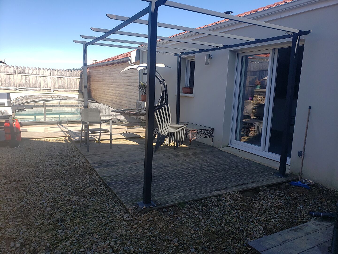 Proche CHATEAUNEUF LA FORET, plain pied avec piscine