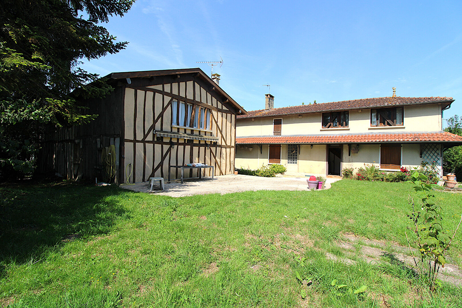 Ensemble immobilier à Louze