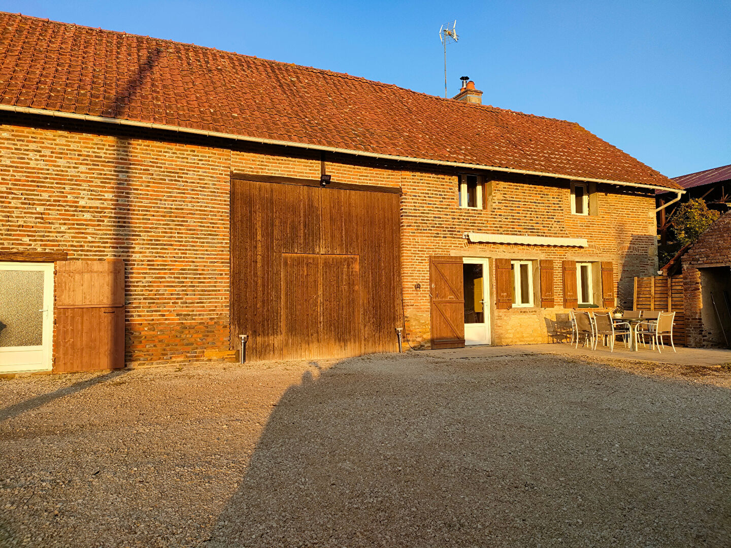 Maison 6 Pièces, 4 Chambres, 982m² de terrain avec dépendances