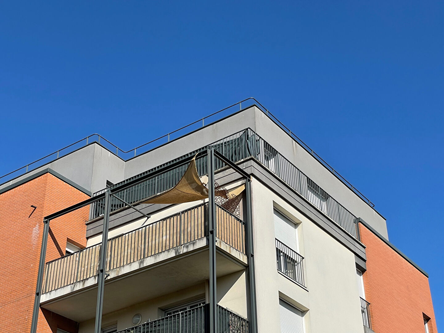 3 pièces en dernier étage avec balcons, ascenseur et parking en sous-sol.