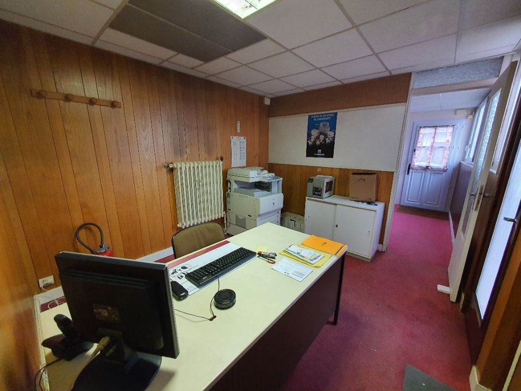 Photo Ensemble immobilier d'environ 200 m² image 2/6