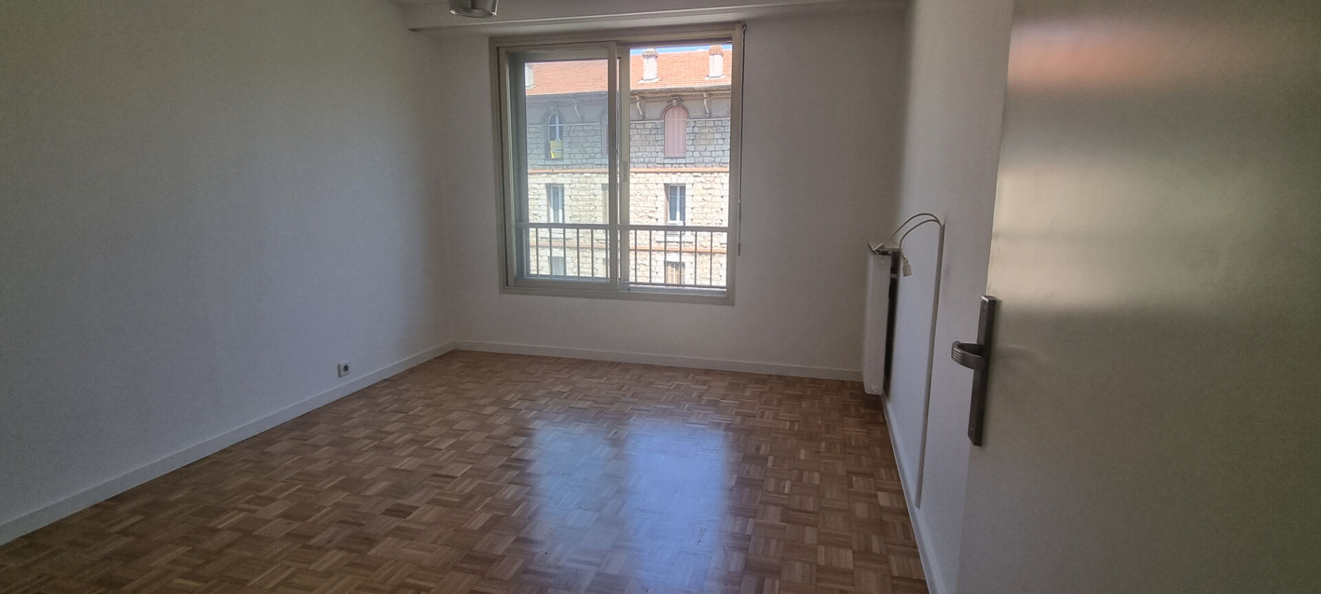 Photo 2p Etage Elevé + Terrasse + parking image 4/6