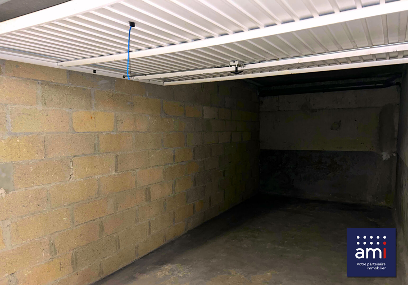 Photo Proche GARE DE CREIL Box/Garage de 14,5m² à Vendre image 2/3