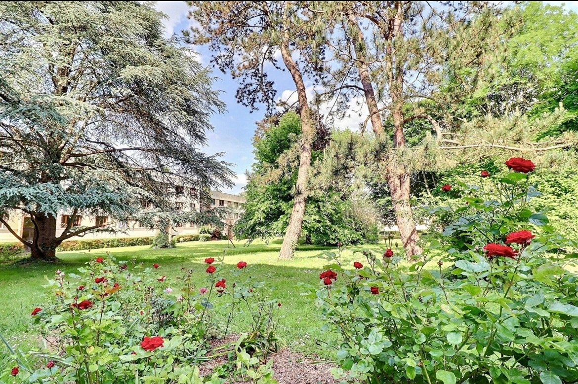 Appartement 4 pièces en parfait état dans une résidence familiale avec parc
