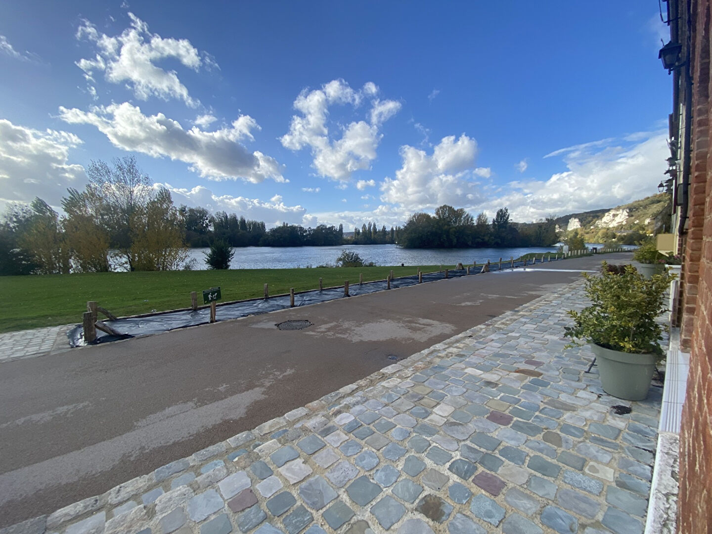 Maisons Les Andelys bord de Seine