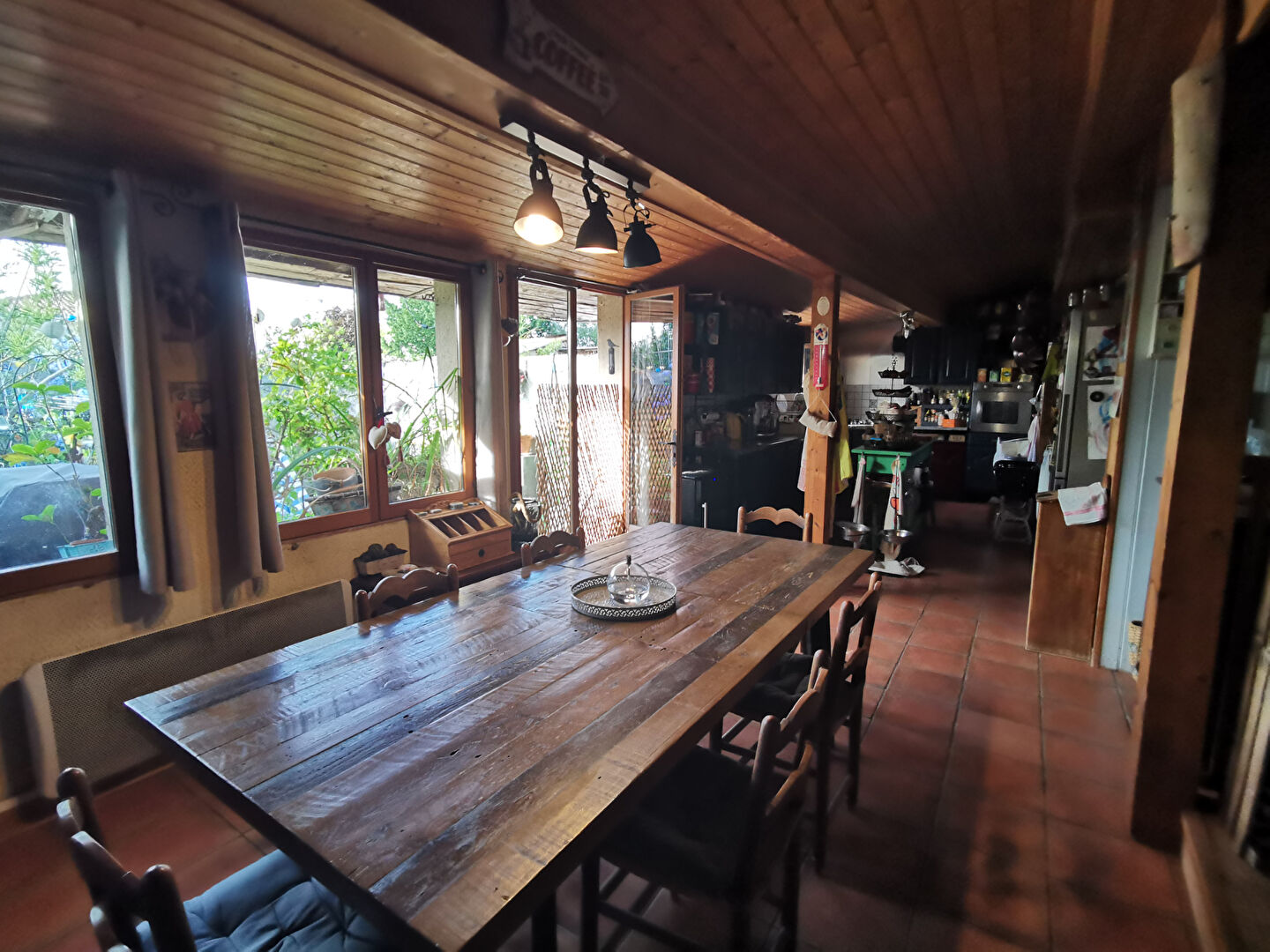 Photo SAINT JEAN D'ANGELY - Immeuble mixte de 280m² à réaménager et rénover. image 2/6