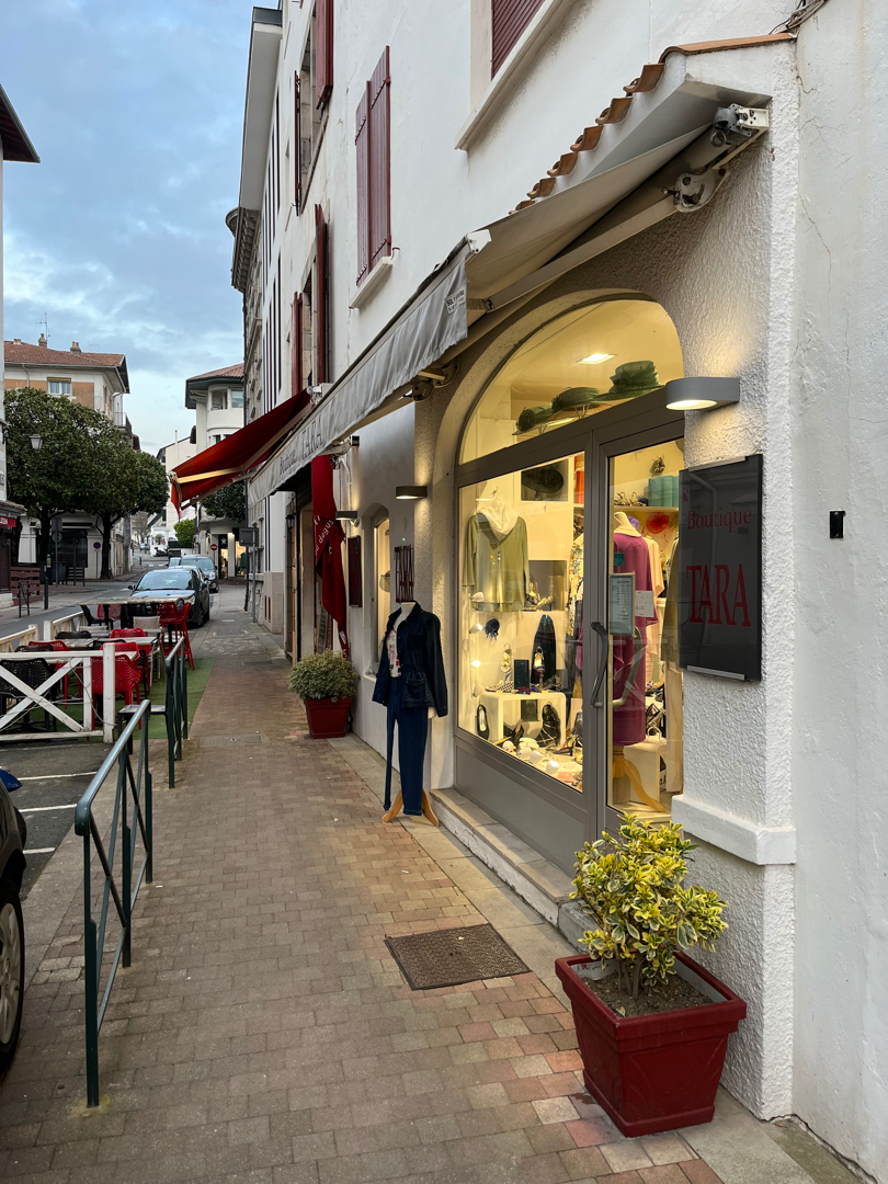 ST JEAN DE LUZ - 1 pièce(s) - 45 m2  PAS DE PORTE