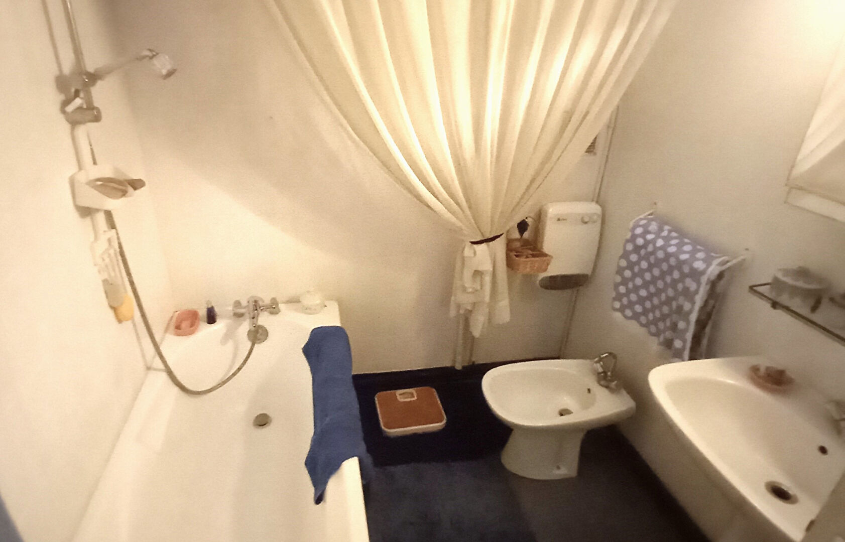 Photo VENDAYS  - IMMEUBLE AVEC COMMERCE ET HABITATION image 6/6