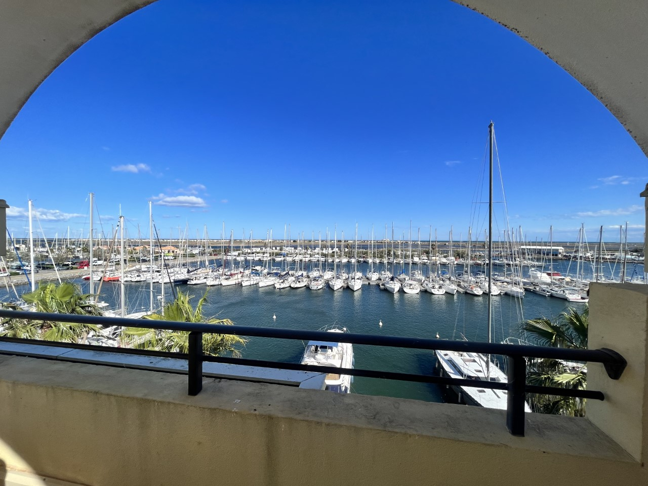 Photo Vue port Appartement t3 duplex Gruissan terrasse 25m² et garage image 2/6