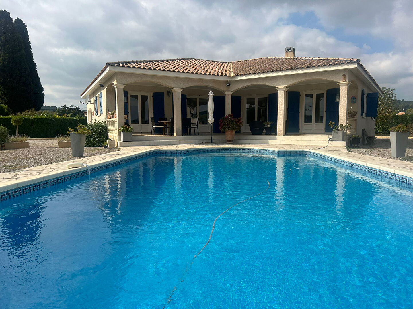 Villa de plain pied avec pisicine sur 2500m² de terrain