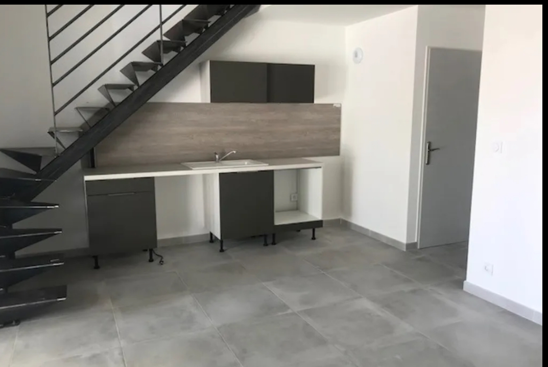 Photo Maison Paraza 4 pièce(s) 80 m2 image 1/3