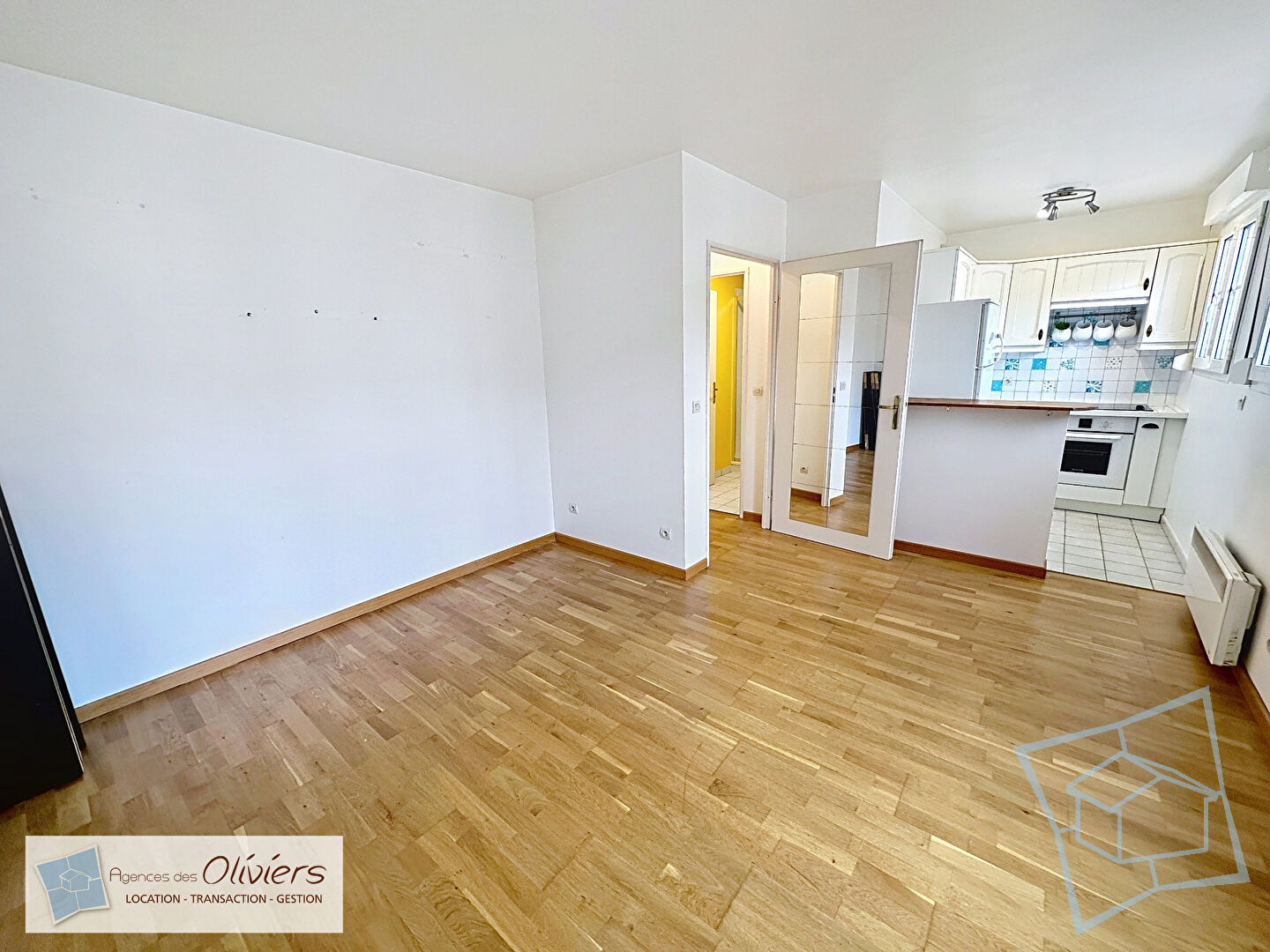 Photo F2 - CENTRE VILLAGE - VOISINS LE BRETONNEUX image 2/6