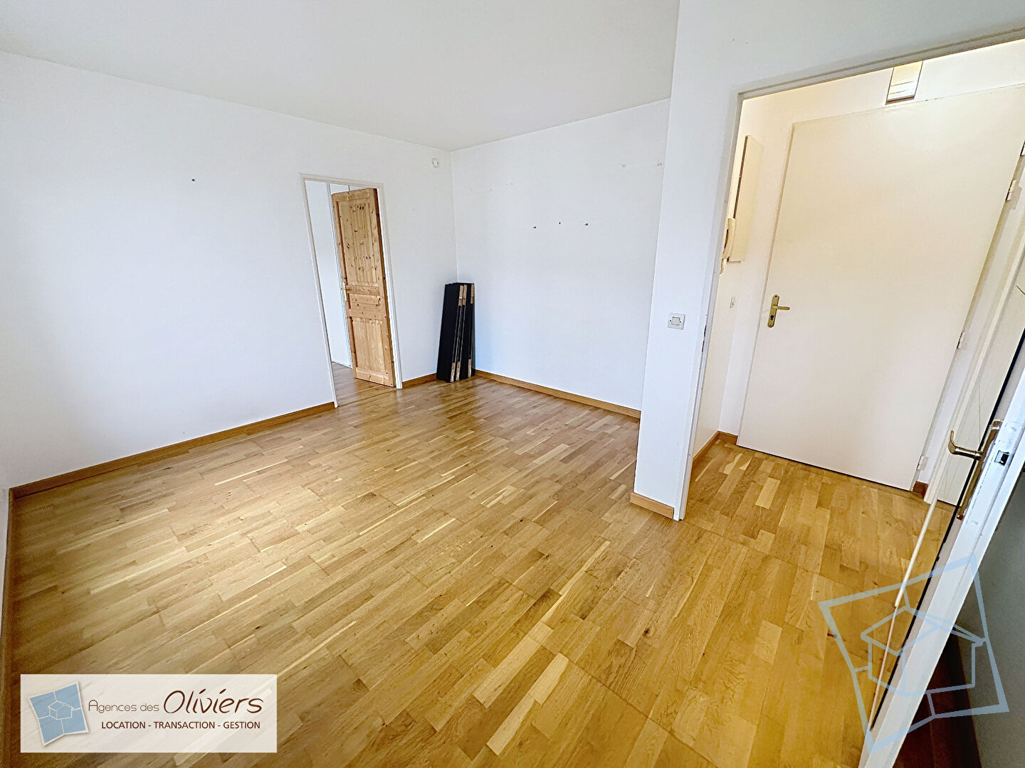 Photo F2 - CENTRE VILLAGE - VOISINS LE BRETONNEUX image 3/6