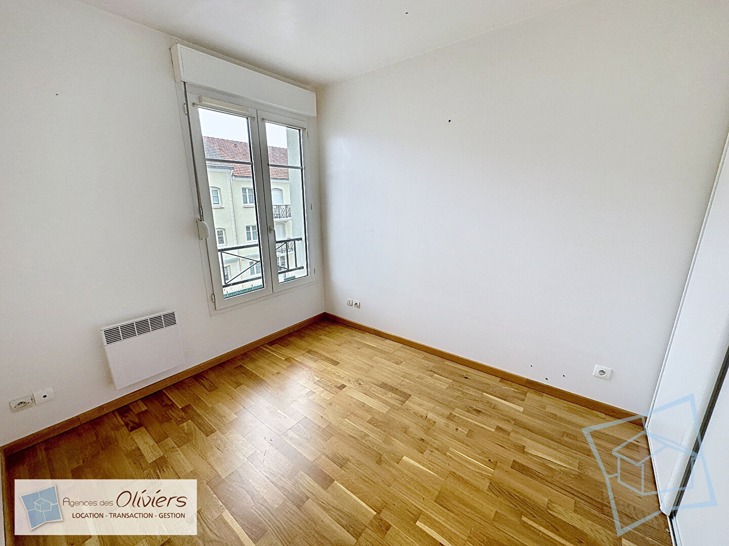 Photo F2 - CENTRE VILLAGE - VOISINS LE BRETONNEUX image 5/6