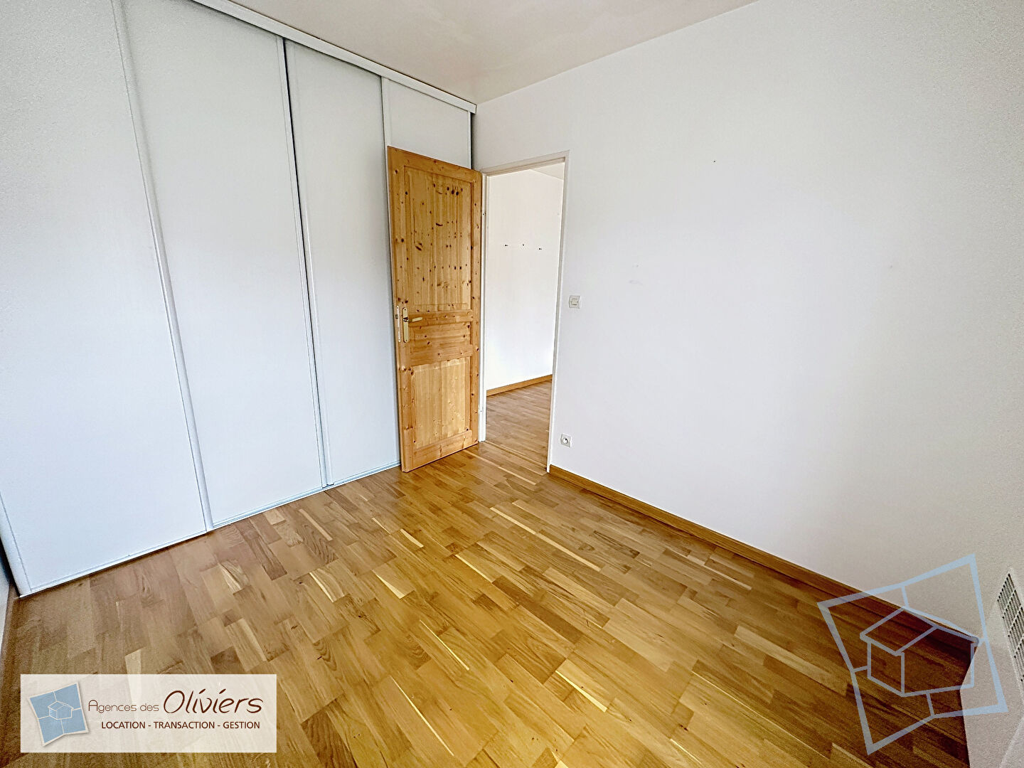 Photo F2 - CENTRE VILLAGE - VOISINS LE BRETONNEUX image 6/6