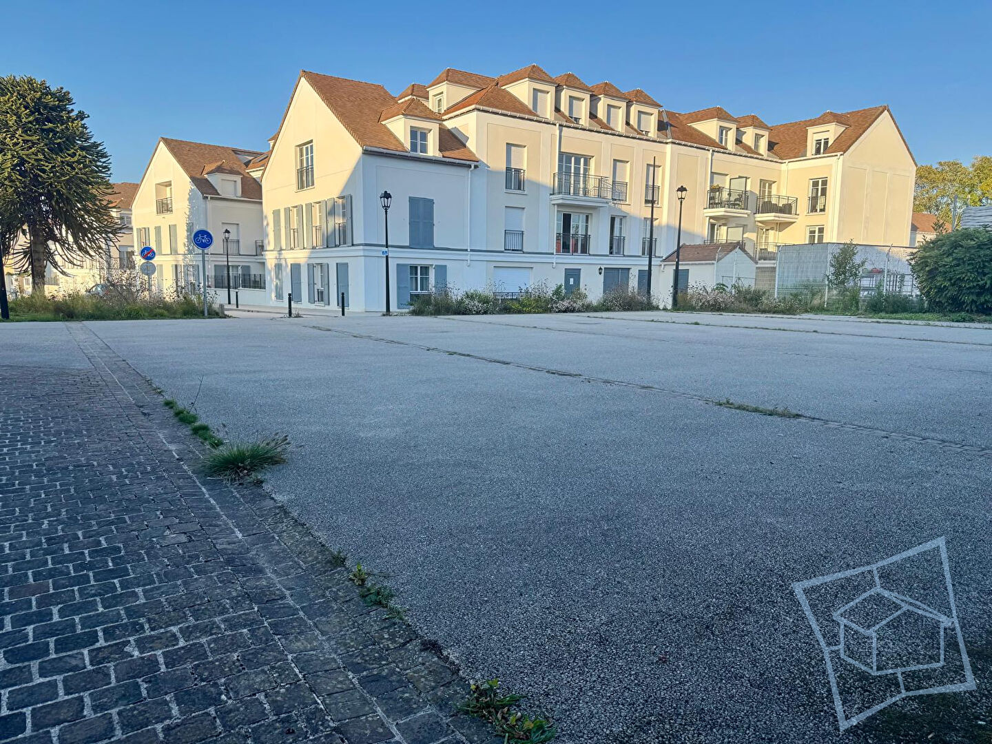 Photo Local Voisins Le Bretonneux 80 m2 image 1/4