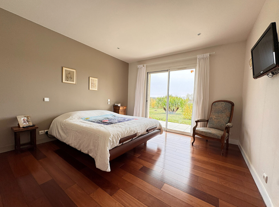 Photo Villa TOULON BAS FARON proche la Vallette 185 m2 sur terrain de 660m2 avec piscine image 4/6