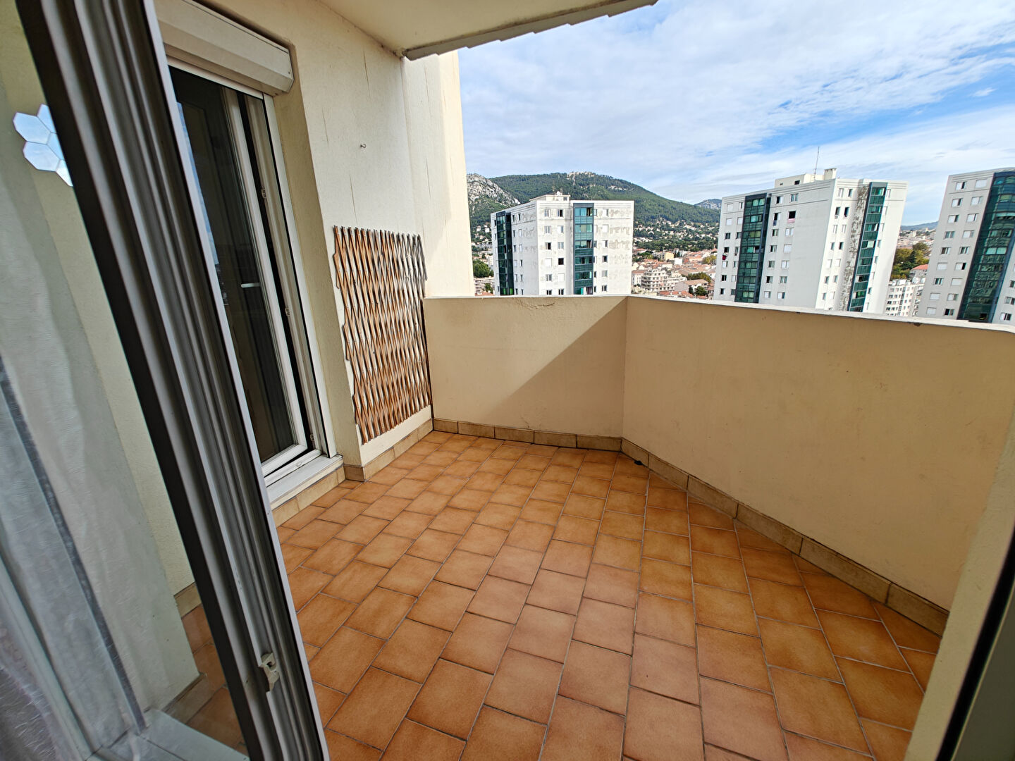 Appartement Toulon Est Quartier la Rode 4 pièce(s) 83 m2, 2 terrasse, 3 chambres, 1 place privative en sous sol.
