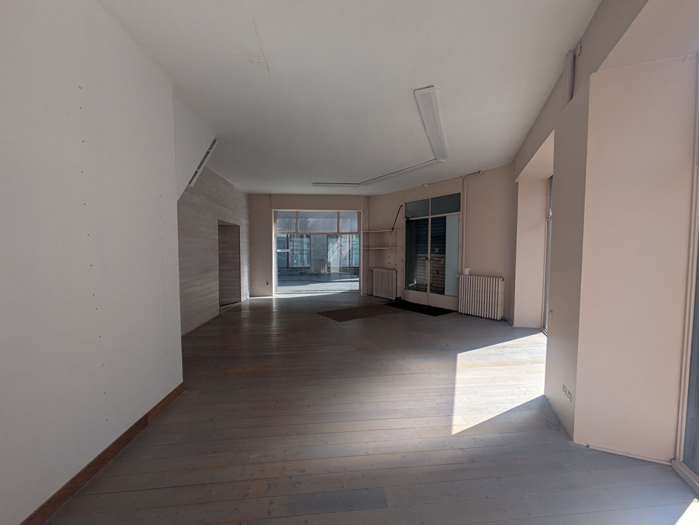 Photo LOCAL COMMERCIAL FOUGERES - 110 m2 image 3/6