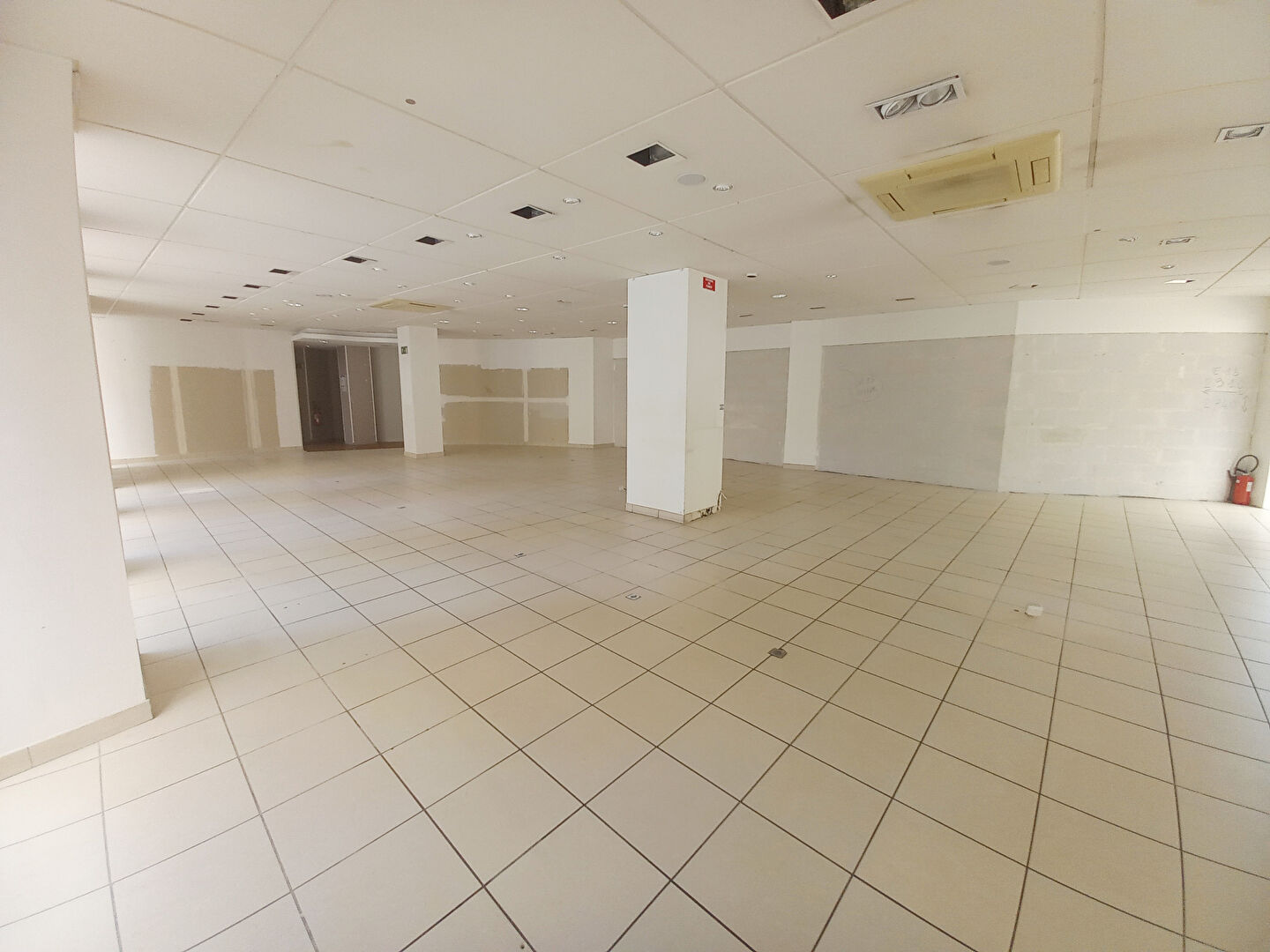 Photo Local commercial Fougeres 207 m2 image 2/6