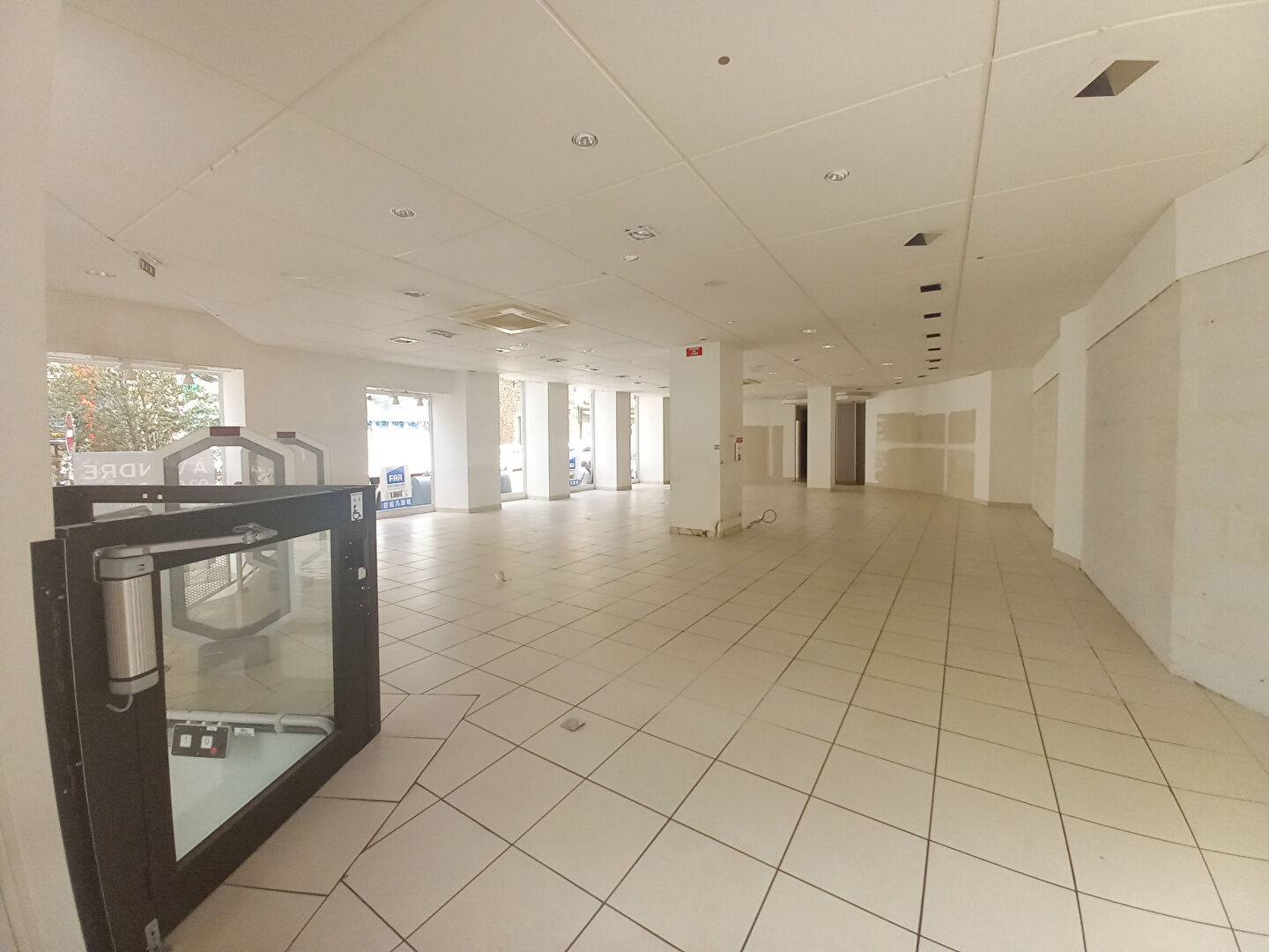 Photo Local commercial Fougeres 207 m2 image 4/6