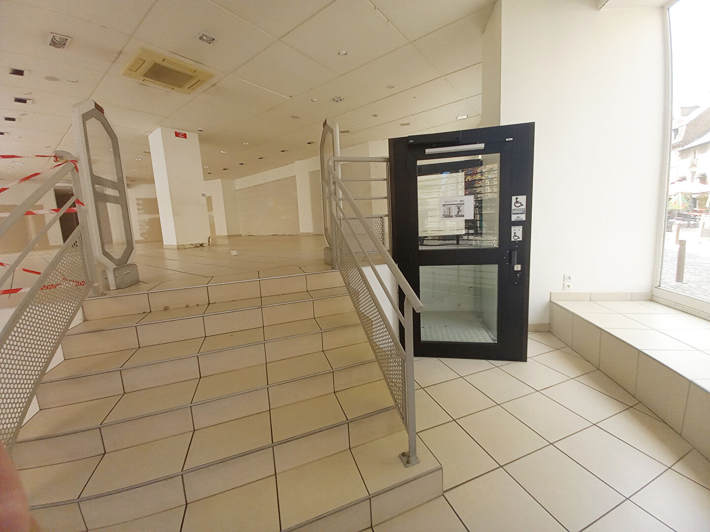 Photo Local commercial Fougeres 207 m2 image 5/6