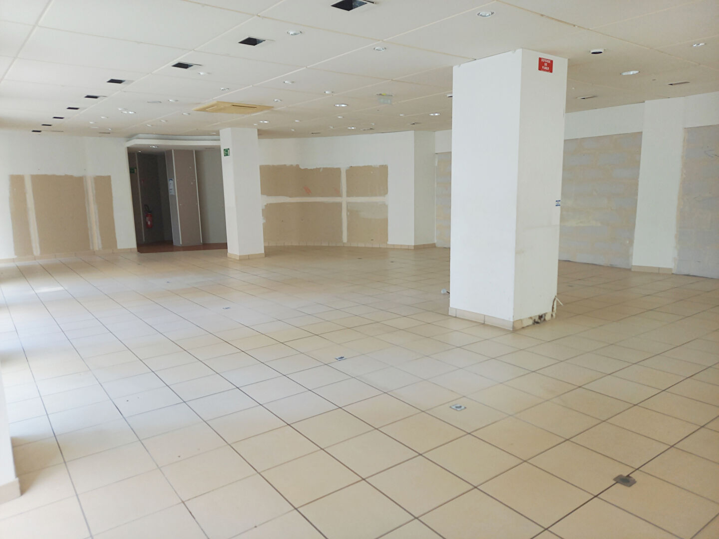 Photo Local commercial Fougeres 207 m2 image 6/6