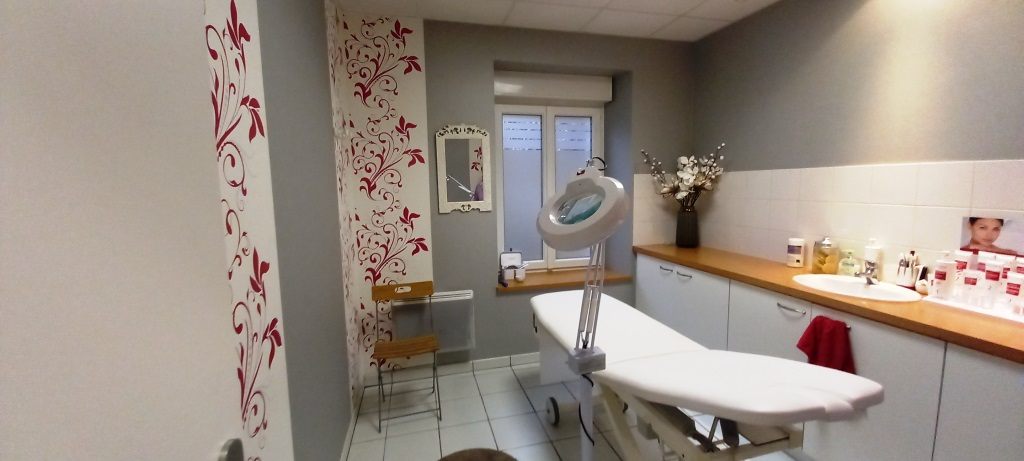 Photo Fonds de commerce salon Esthétique Fougères 90 m2 image 4/4