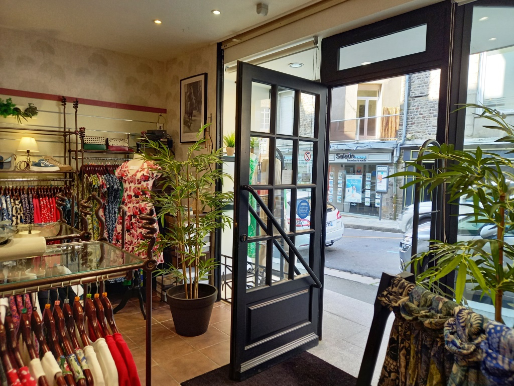 Photo Fonds de commerce Pret-a-porter Fougeres 39 m2 image 3/5