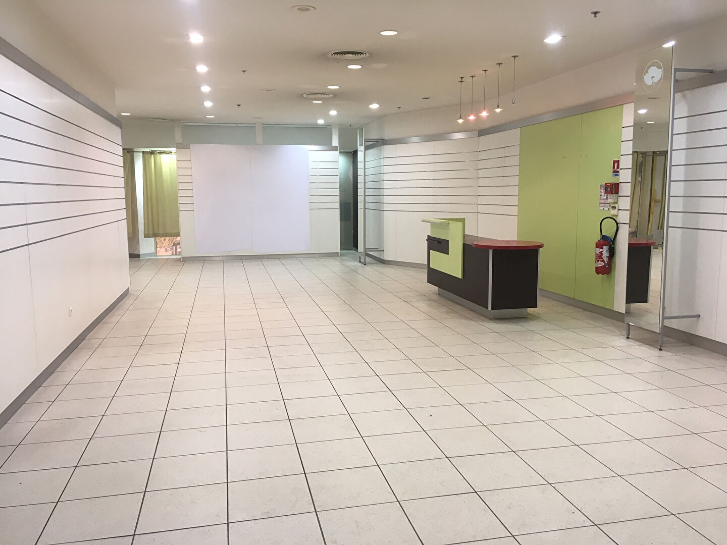 Photo Cellule commerciale Fougères 130 m2 image 4/6