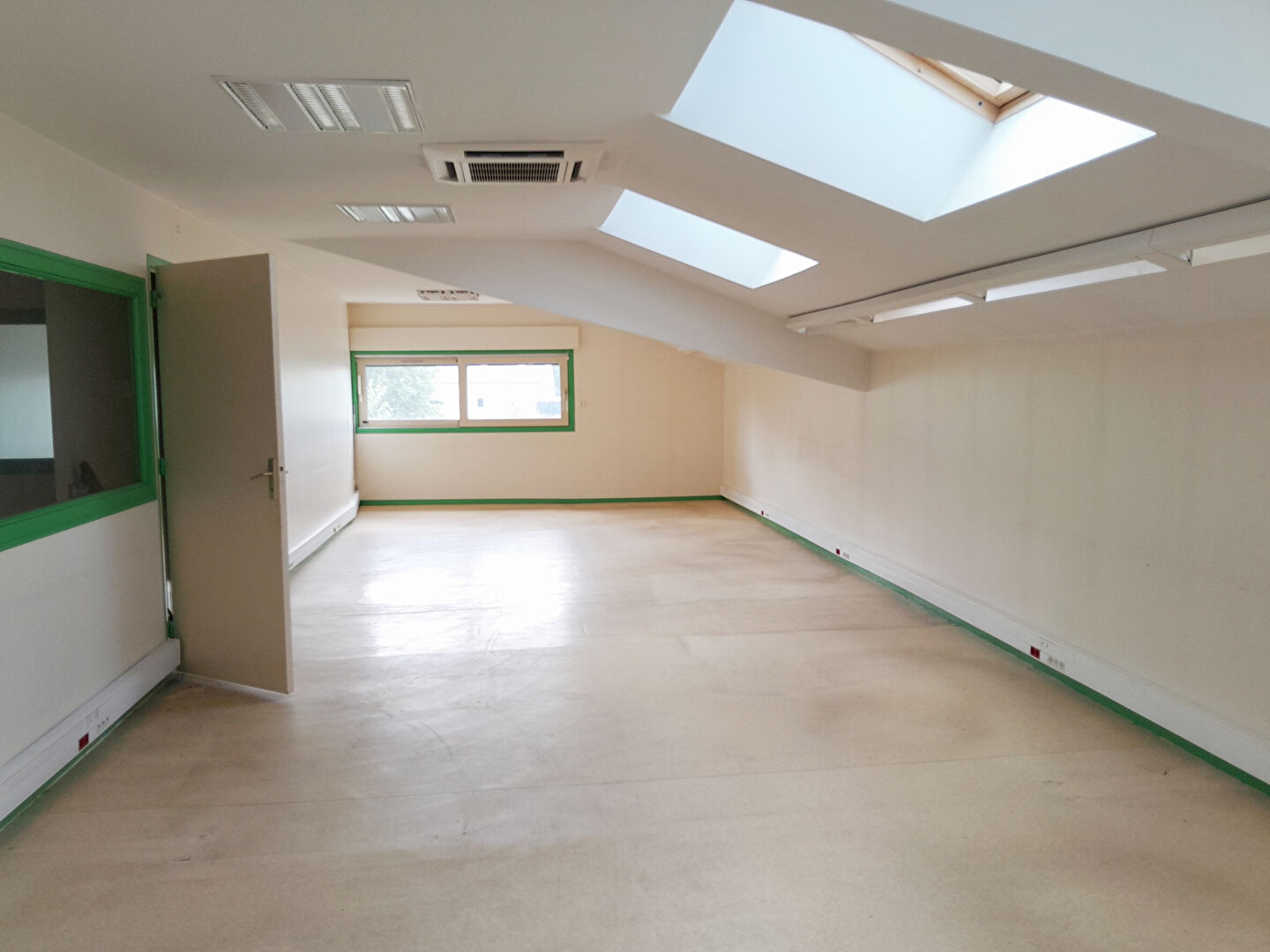 Photo Bureaux 157 m² Landéan image 2/4