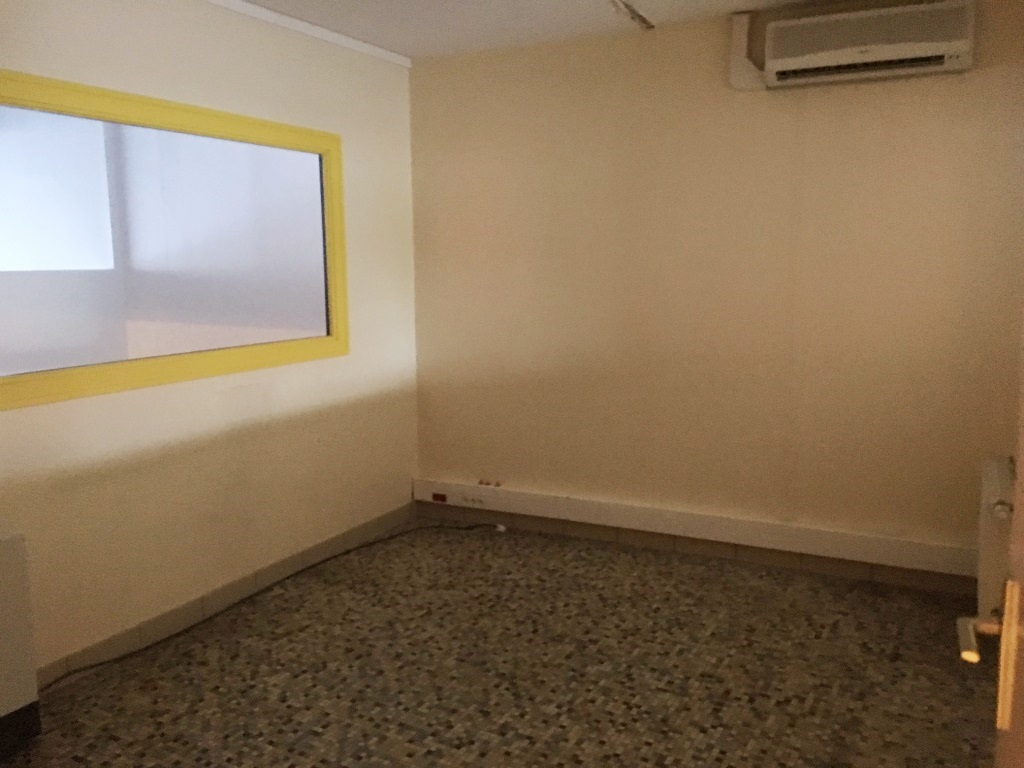 Photo Local professionnel 656 m² image 3/3