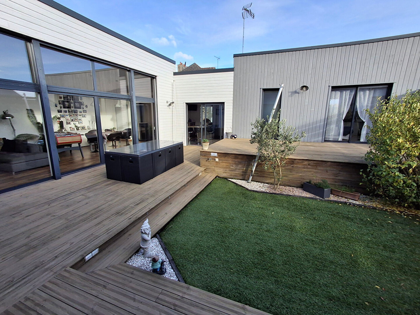 Photo FOUGERES DANS QUARTIER CALME image 3/6