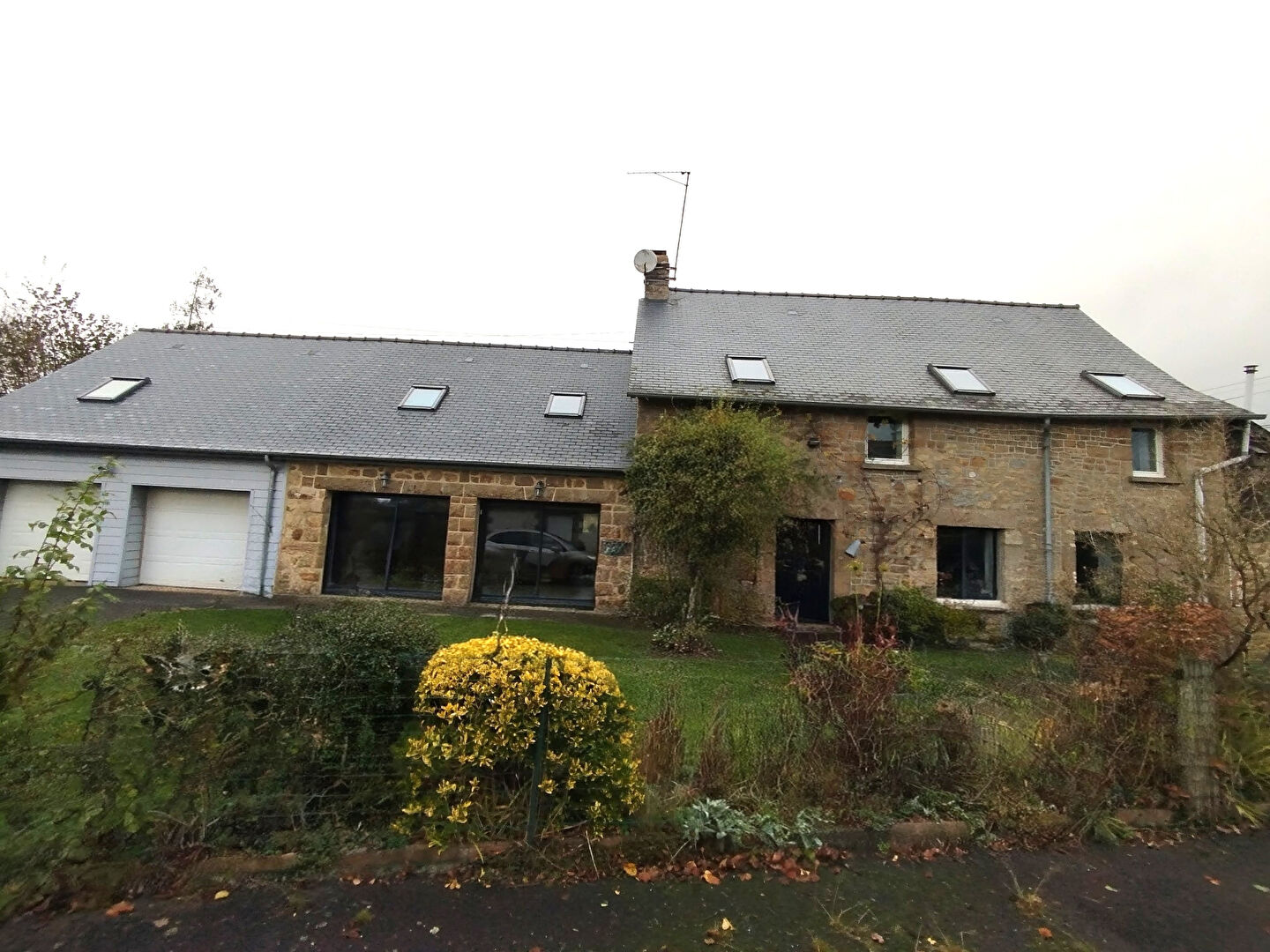 Photo longère  proche A84 image 1/6