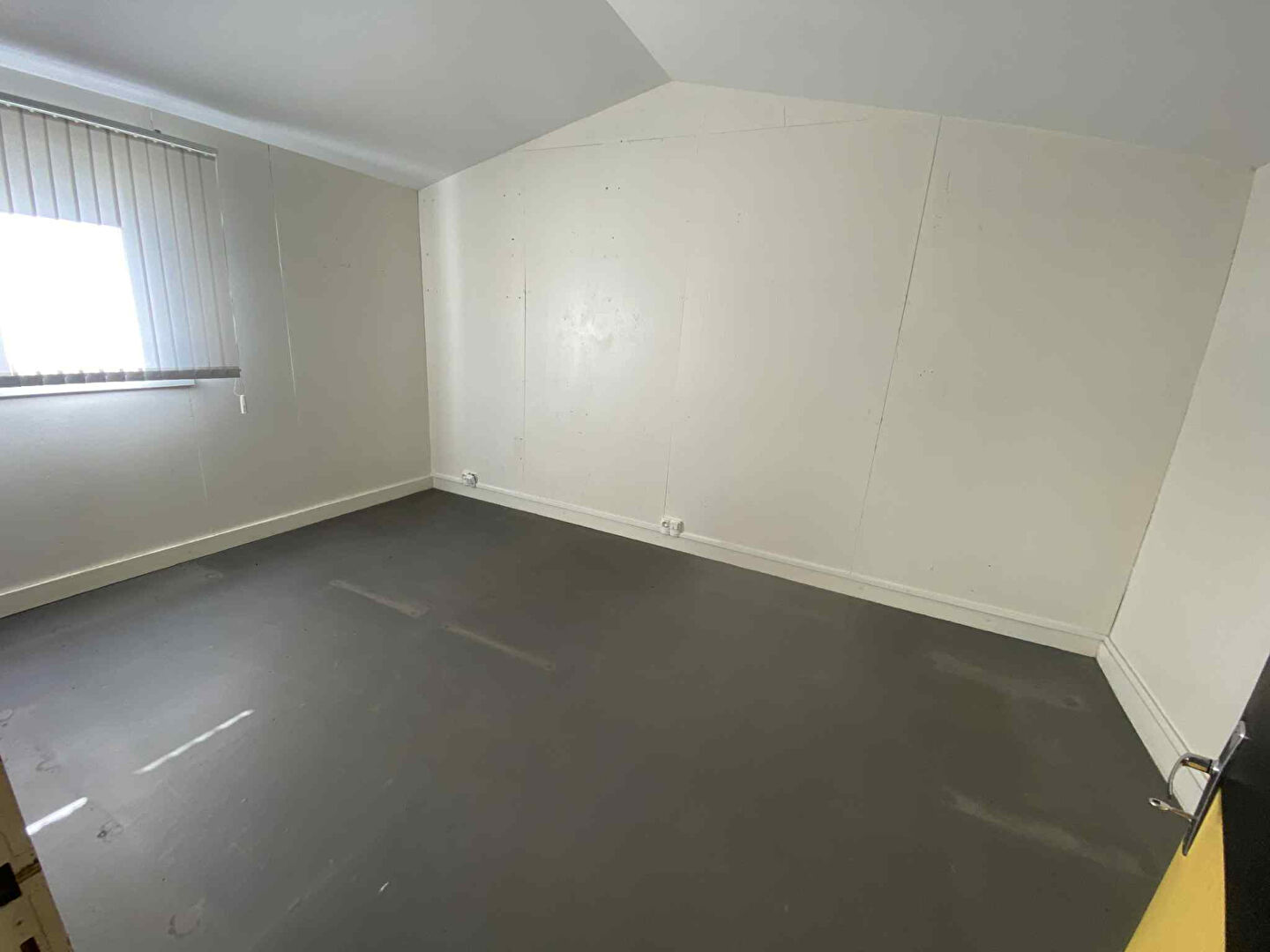 Photo Entrepôt 1400m² à Louvigné-du-désert image 5/6