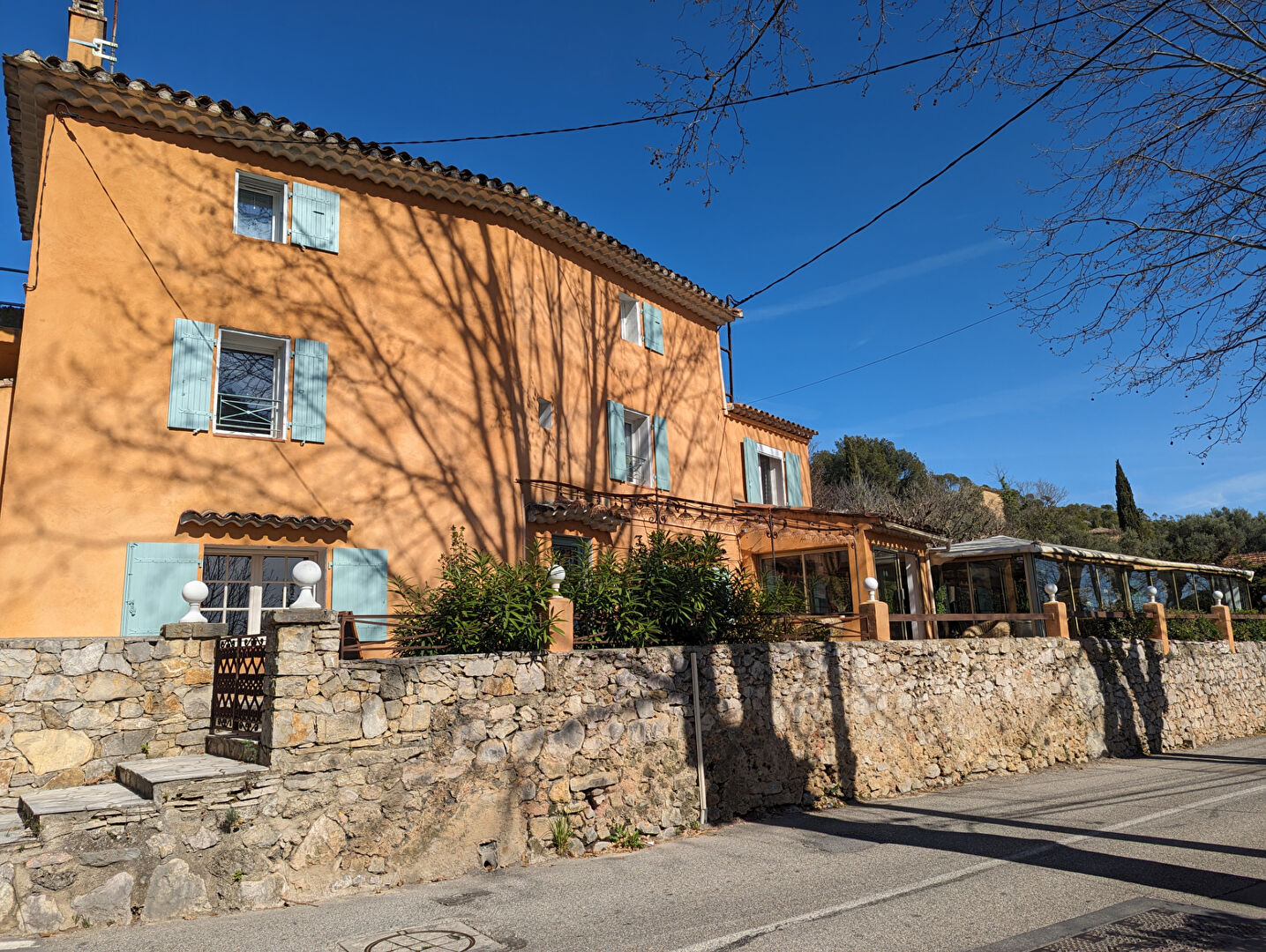 VILLECROZE, immeuble 330 m² LOUÉ composé d'un espace commercial et de 3 appartements